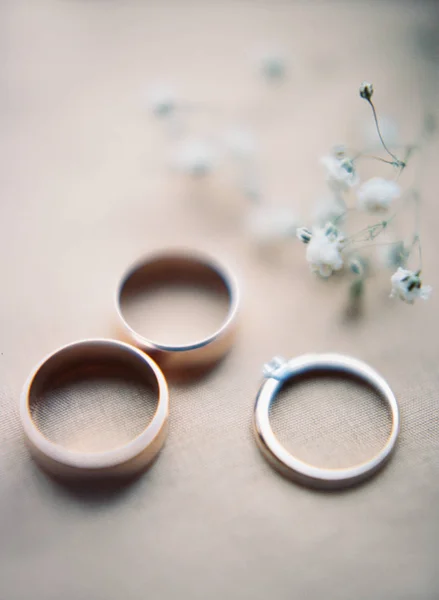 Boda Rústica Anillos Boda Oro Anillo Compromiso Sobre Fondo Beige — Foto de Stock