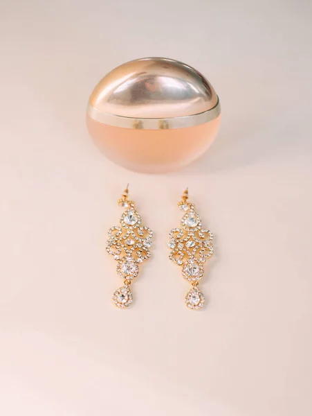 Perfume Bottle Golden Earrings Brilliants Pink Background Beauty Routine Flat — Stock Photo, Image