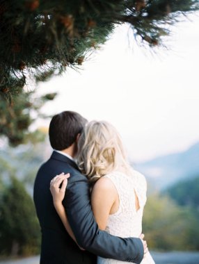 mutlu gelin ve damat açık, arka görünüm