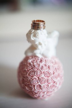 Pembe dekor, sonsuz aşk konsepti ile beyaz seramik melek altın alyans 