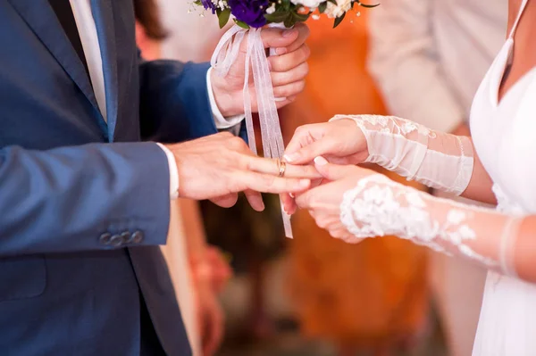 Bröllopsceremoni Bruden Sätter Gyllene Ring Brudgummens Finger Närbild — Stockfoto