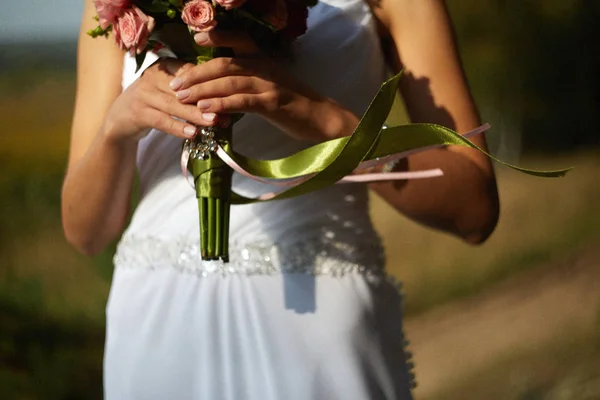 분홍색 장미와 리본으로 결혼식 부케를 흰옷을 가손에 부케를 — 무료 스톡 포토
