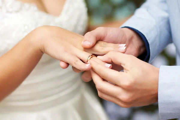 결혼식이요 신랑은 신부의 손가락에 반지를 끼우고 가까이 매크로 — 스톡 사진