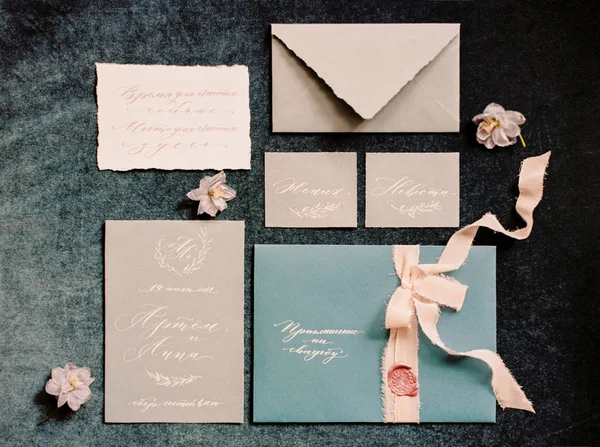 Conjunto Invitaciones Boda Tarjetas Caligrafía Cintas Melocotón Flores Fondo Gris — Foto de Stock