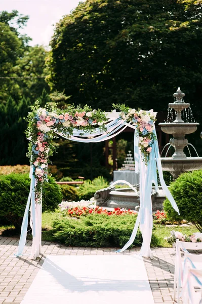 Casamento Arco Decoração Floral Arco Rosas Brancas Fechar Grama Verde — Fotografia de Stock
