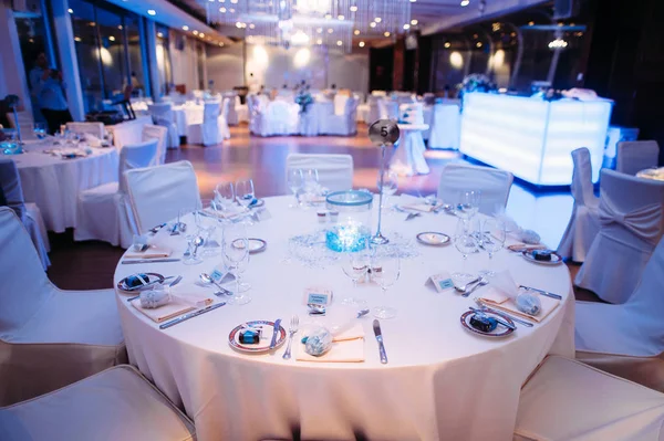 結婚式のお祝いのために装飾されたレストランのインテリア 花とカトラリー付きのお祝いテーブル設定 — ストック写真