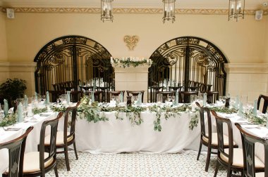 Doğal yeşillikle düğün kutlaması için dekore edilmiş. Restoran yeşil beyaz, fildişi ve kahverengi renklerde.