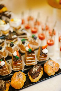 peynir ve kırmızı havyar ile lezzetli kanepeler seti 