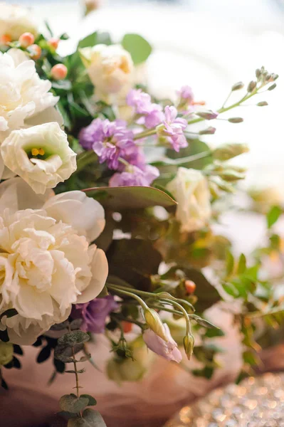 Bouquet Elegante Con Teneri Fiori Sul Tavolo — Foto Stock
