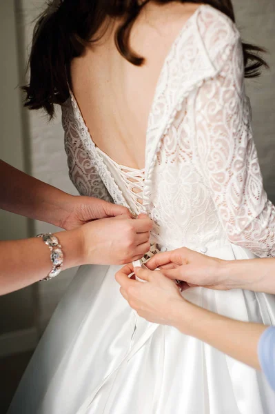 Bridesmaids Tying Bow Bridal Dress Corset Wedding Dress Close Preparation — Stock Photo, Image