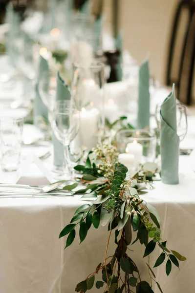 Elegante Ramo Con Flores Tiernas Velas Mesa —  Fotos de Stock