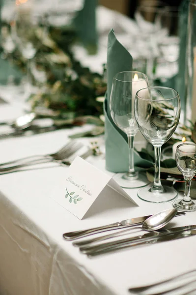 Elegant Dukning Restaurangen Bröllopsbankett Med Blomsterdekoration Bord Kort Glas Och — Stockfoto