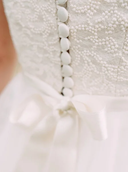 Bílé Svatební Šaty Detailně Elegantní Krajky Luky Malé Knoflíky Svatební — Stock fotografie