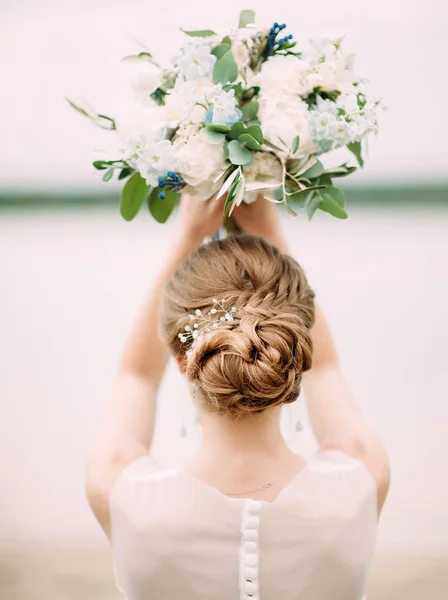 Sposa Abito Sposa Tiene Bouquet Sposa Con Fiori Bianchi Blu — Foto Stock