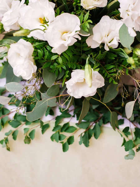 Természetes Csokor Fehér Virágok Zöld Levelek Fehér Háttér Közelről — Stock Fotó