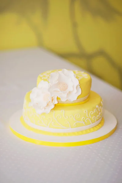 Bolo Limão Doce Amarelo Decorado Com Flores Brancas — Fotografia de Stock