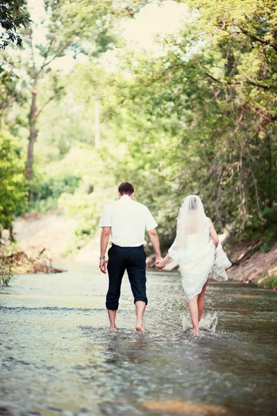 Hochzeitskonzept Braut Und Bräutigam Halten Händchen Und Treiben Den Fluss — Stockfoto