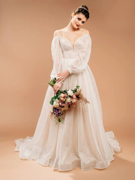 Inspiração Casamento Modelo Caucasiano Bonito Vestido Noiva Branco Com Decolagem — Fotografia de Stock