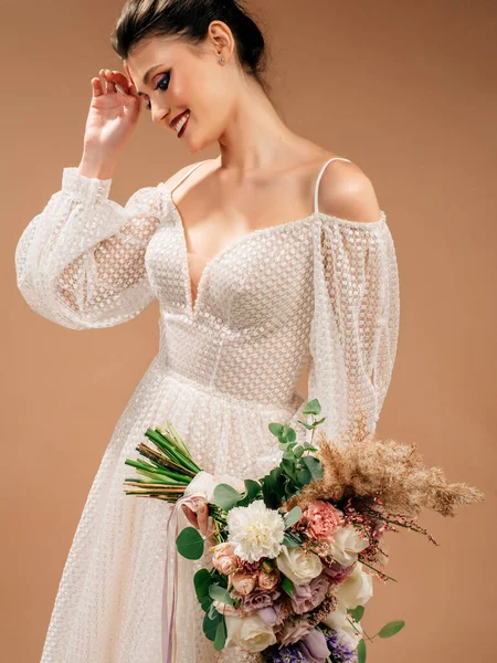 Sposa Sorridente Splendido Abito Sposa Con Maniche Lunghe Decolletage Tiene — Foto Stock