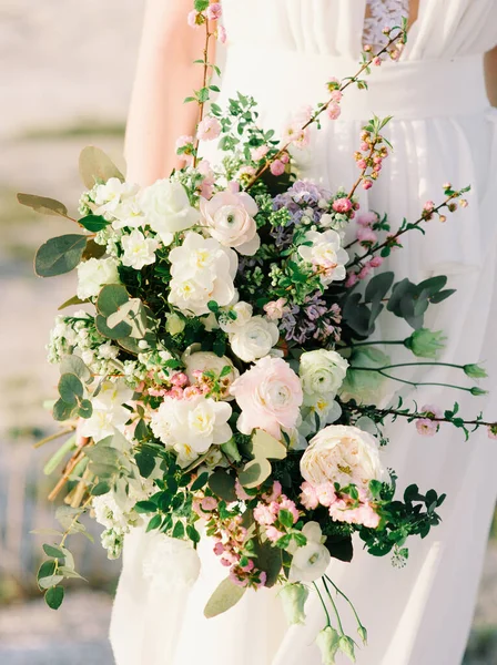 Bouquet Noivas Close Noiva Jovem Vestido Branco Segurando Buquê Casamento — Fotografia de Stock