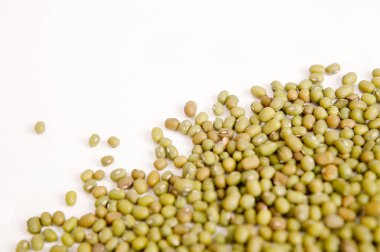 Beyaz arka planda kenevir tohumu. Üst Manzara, makro, kapat. Esrar terapisi konsepti. İzole tasarım şablonu.