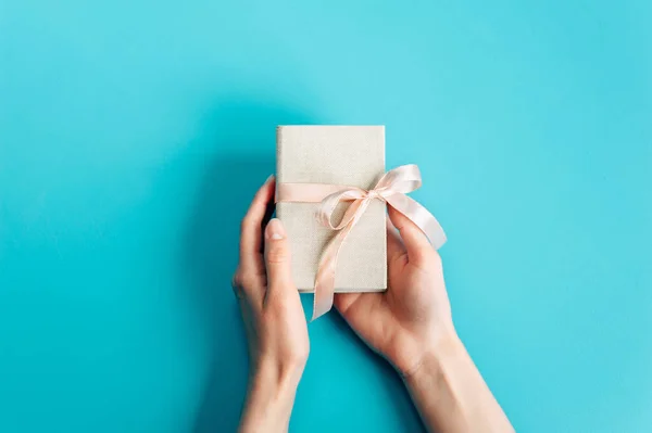 Les Mains Femme Tenant Cadeau Une Boîte Cadeau Ornée Ruban — Photo