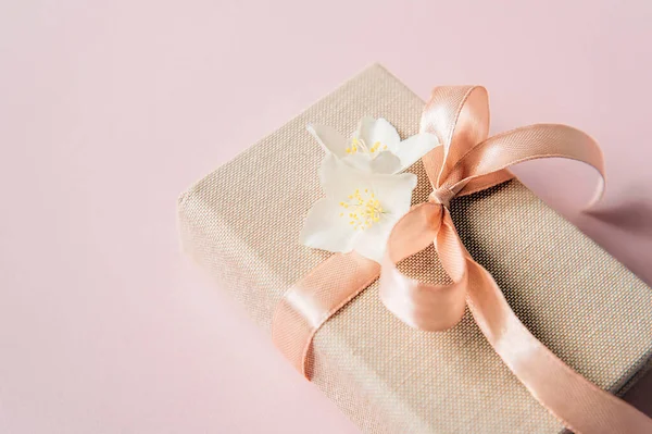 Voorjaarscompositie Met Jasmijnbloemen Geschenkdoos Roze Tafelblad Wenskaart Voor Verjaardag Vrouw — Stockfoto
