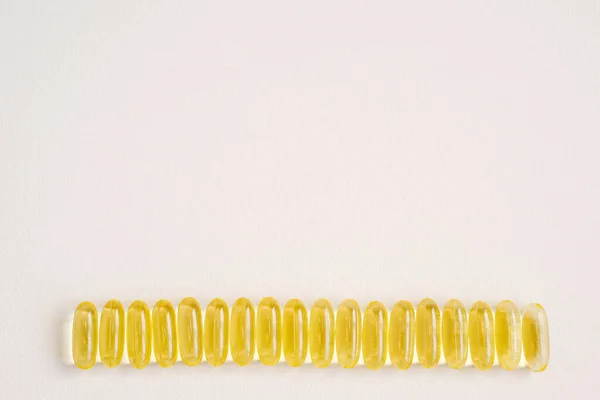 Měkké Tobolky Gelu Leží Řadě Vitamin Doplnění Skupina Pilulek Neutrálním — Stock fotografie