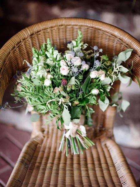 Bouquet Sposa Una Sedia Vimini Mazzo Estate Con Fiori Cardo — Foto Stock