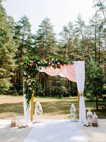 Cerimônia Casamento Livre Floresta Pinheiros Verão Arco Casamento Com Decoração — Fotografia de Stock