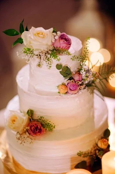 Weiße Dreistufige Hochzeitstorte Weiße Cremige Torte Mit Festlichen Früchten Beeren — Stockfoto