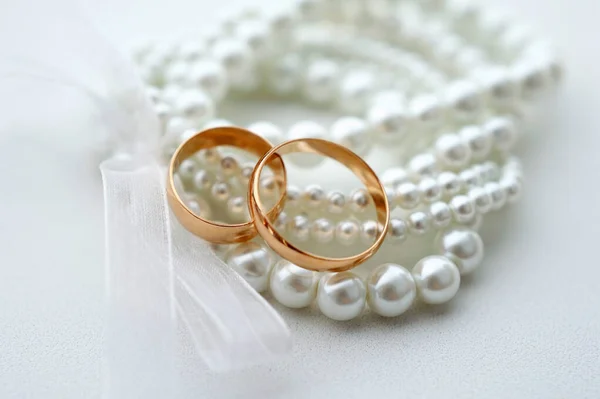 Anillos Boda Pulsera Perlas Sobre Fondo Blanco Accesorios Nupciales Cerca — Foto de Stock