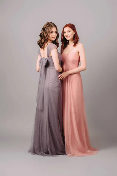 Duas Damas Honra Bonitas Vestidos Chiffon Moda Longos Que Posam — Fotografia de Stock
