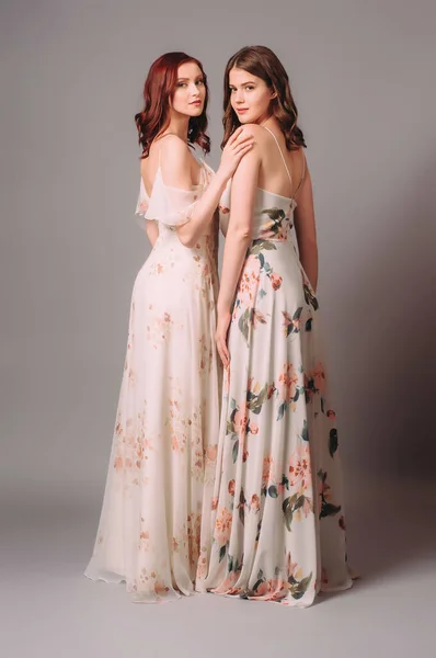 Vestidos Verão Com Estampa Floral Duas Meninas Bonitas Vestidos Chiffon — Fotografia de Stock