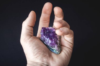 Ametist kaya parçası üzerinde doğal tedavi edilmezse menekşe kristalleri Druse elinizin avuç yatıyor