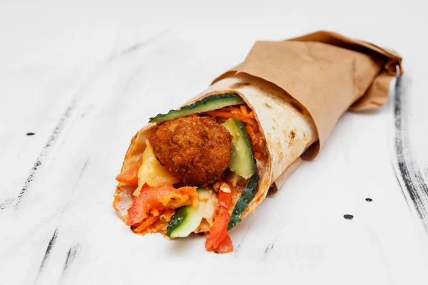 Vejetaryen Gıda kavramı. Lezzetli taze ev yapımı vejetaryen tortilla falafel Ahşap mutfak masasında ile. Sokak gıda, fast food.