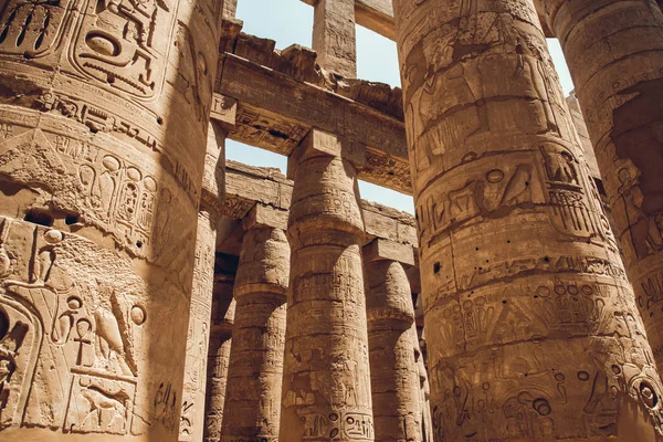 Karnak Tapınağı, Luxor, Mısır hiyeroglif içeren sütunlar. seyahat.