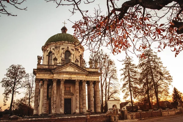 Barok Roma Katolik Kilisesi, St. Joseph Pidhirtsi. Pidhirtsi Köyü Lviv Eyaleti, Batı Ukrayna yer alır. Yaz günbatımı ışığı