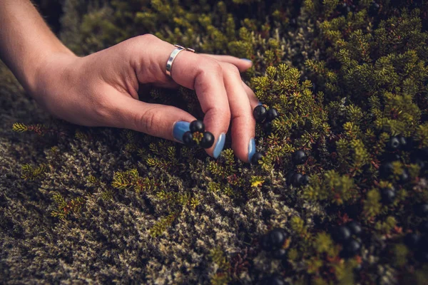 Visão cinematográfica de uma mulher pensada em depressão tocando o musgo de pedra na natureza e trocando energia emocional — Fotografia de Stock