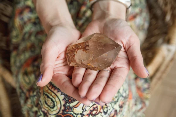 Uma jovem mulher segurando um cristal de quartzo grande e luminoso parece poderosa Fotos De Bancos De Imagens