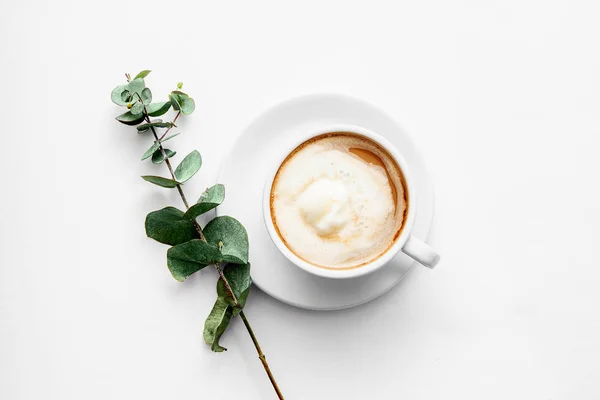 Flat layout with a couple of mugs cappuccino and a lilac branch on the table top view spring coffee aroma — Stock Image Flat layout with a couple of mugs cappuccino and a lilac branch on the table top view spring coffee aroma Stock Photo