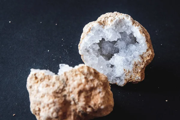 Achat. ein Querschnitt aus Achatstein mit Geode auf schwarzem Hintergrund. Herkunft: Marokko, sidi rachal — Stockfoto