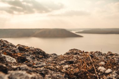 Sakin göl üzerinde dağlar peyzaj görkemli günbatımı