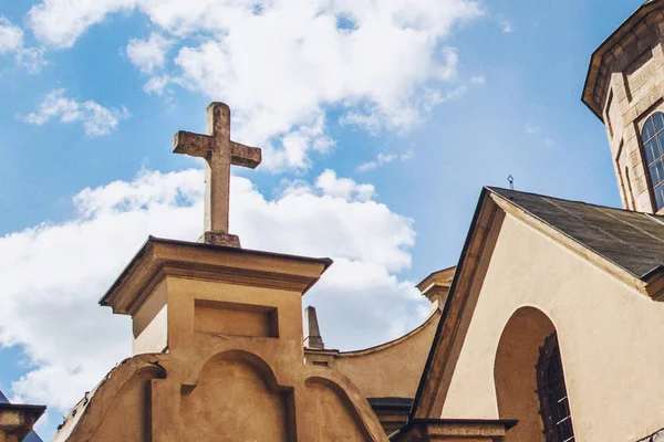 Kirkereligionsbilde. Kirke med blå himmelbakgrunn – stockfoto