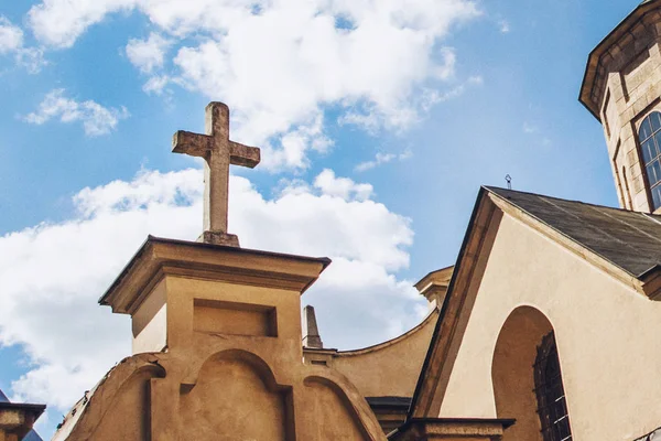 Obrazek koncepcyjny religia Kościoła. Kościół na tle błękitnego nieba — Zdjęcie stockowe