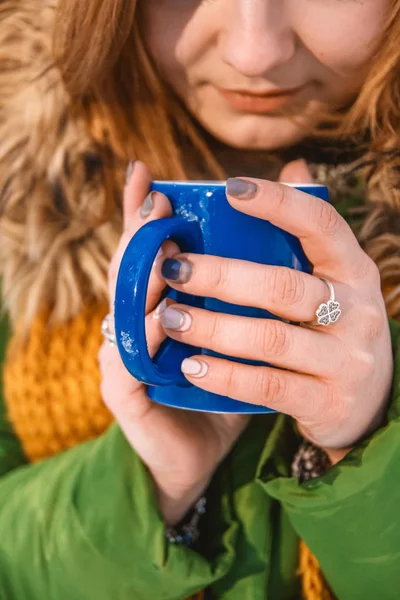 Close-up of a womans hand holding a cup of hot coffee — Stock Photo, Image