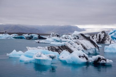 Buzdağları Jokulsarlon lagün altında Breidamerkurjokull buzul Sudhurland, İzlanda