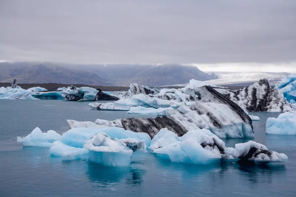Buzdağları Jokulsarlon lagün altında Breidamerkurjokull buzul Sudhurland, İzlanda — Stok fotoğraf