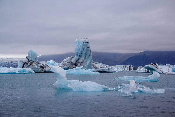 Icebergs em Jokulsarlon lagoa sob Breidamerkurjokull geleira Sudhurland, Islândia — Fotografia de Stock