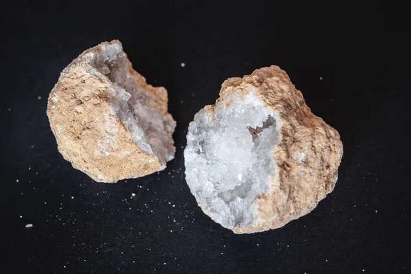 Агат. Поперечний переріз Агат камінь з geode на чорному тлі. Походження: Марокко, Сіді-Rachal — стокове фото